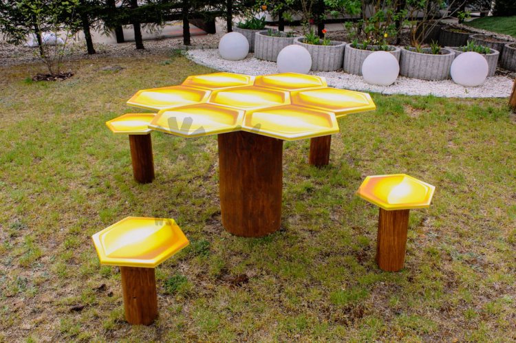 Pszczeli stolik z siedziskami