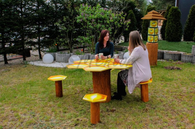 Pszczeli stolik z siedziskami