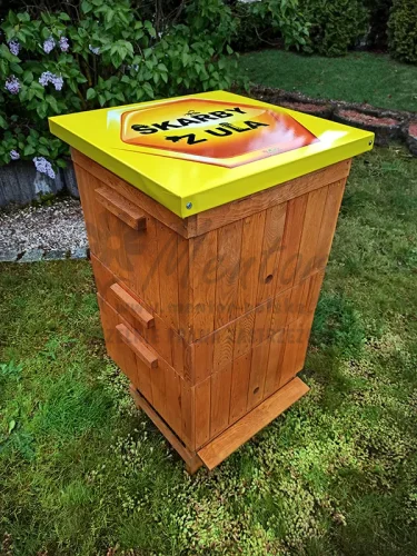 Ul eduakcyjny - zdjęcie na trawie