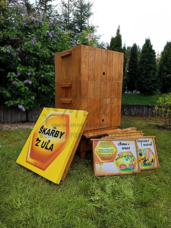 Ul eduakcyjny - wyjęte tabliczki i pokrywa obok