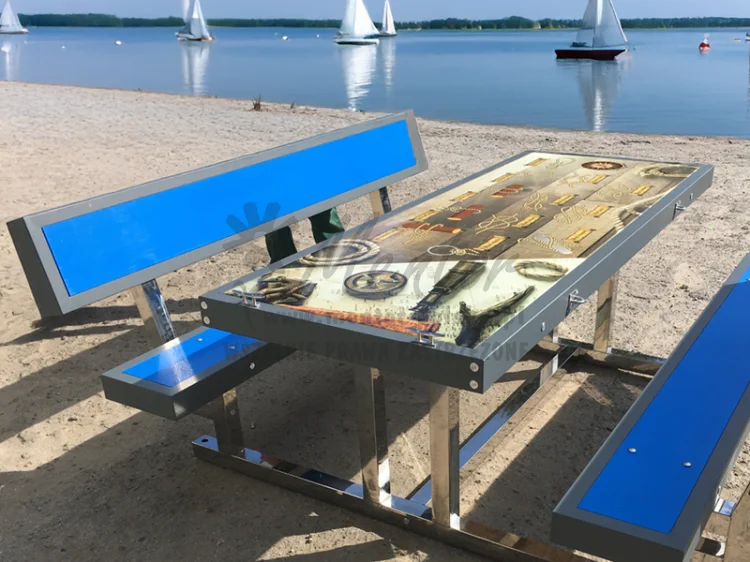 Ławostół edukacyjny nad jeziorem