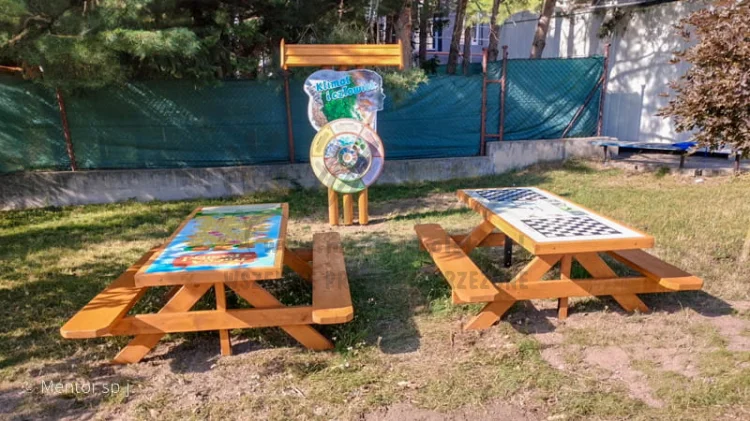 ALI - Ławostół z grą edukacyjną (wariant ekonomiczny), realizacja, tematyka: Droga do pasieki i Ptasie szachy