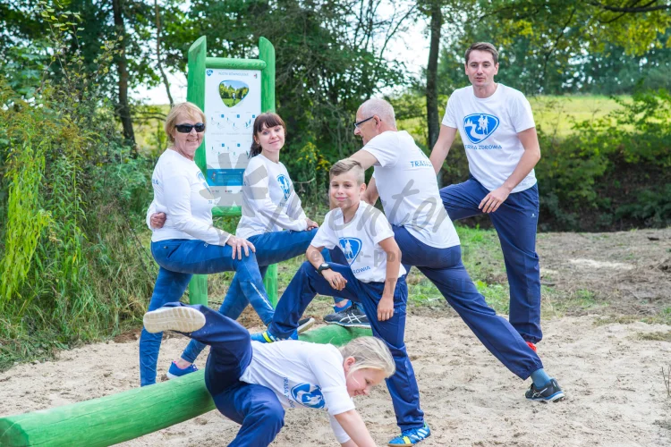 Tablica instalacyjna do urządzeń  - zdjęcie z realizacji. Grupa ludzi ćwiczących.