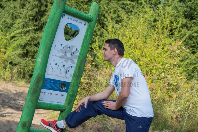 Tablica instalacyjna do urządzeń  - zdjęcie z realizacji. Osoba przeglądająca ćwiczenia na tablicy.